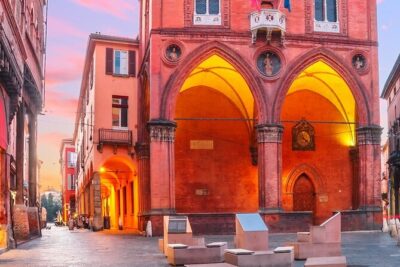 Bologna: A Self-Guided Audio Tour from Porta Galliera to Le Tre Frecce - How the VoiceMap app keeps the walk easy