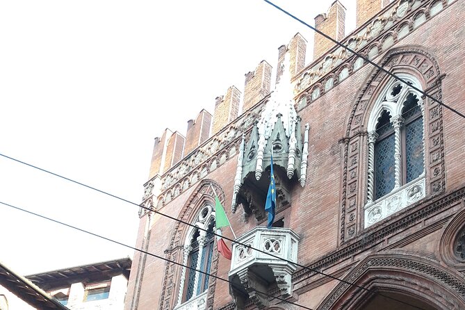 Bologna : a walk into history - Le Due Torri and Via De’ Giudei: Bologna’s Symbols of Power and Its Darker Past