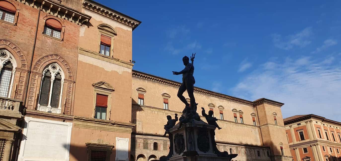 BOLOGNA BIKE TOUR - Starting in the Right Place: Slow Emotion Near Piazza Maggiore