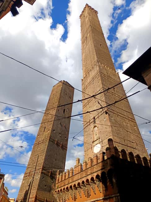 Bologna by night: Food, wine, spritz and fun - Meeting at Feltrinelli and the first squares that set the tone