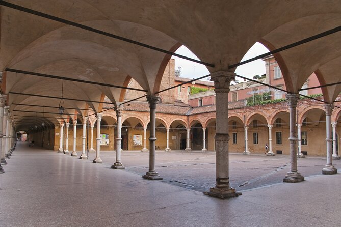 Bologna Fun Guided Private Siteseeing Tour for Kids and Families - Garisenda and Asinelli Towers: Medieval Power in Two Names