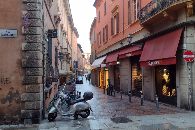 Bologna's Ancient and Recent History: A Self-Guided Audio Tour - Two Towers: UNESCO porticos, and Dante’s shadow