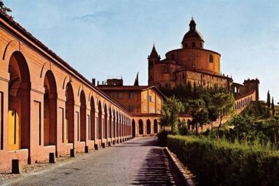 Porticoes of Bologna and Basilica San Luca Guided tour - Starting at Piazza del Nettuno: your anchor point